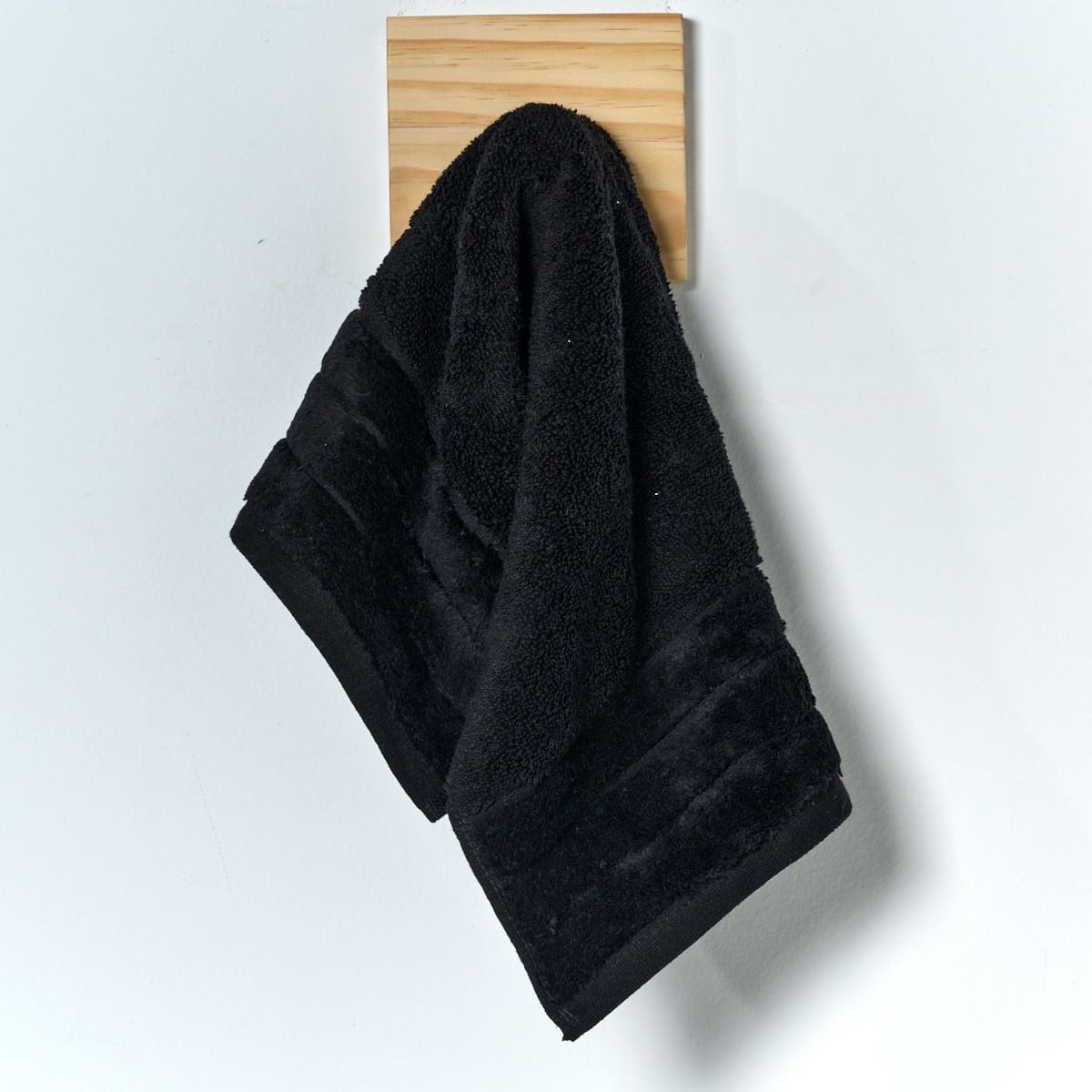 03 11 0056 Toalha Lavabo Seven Hundred Preto 001